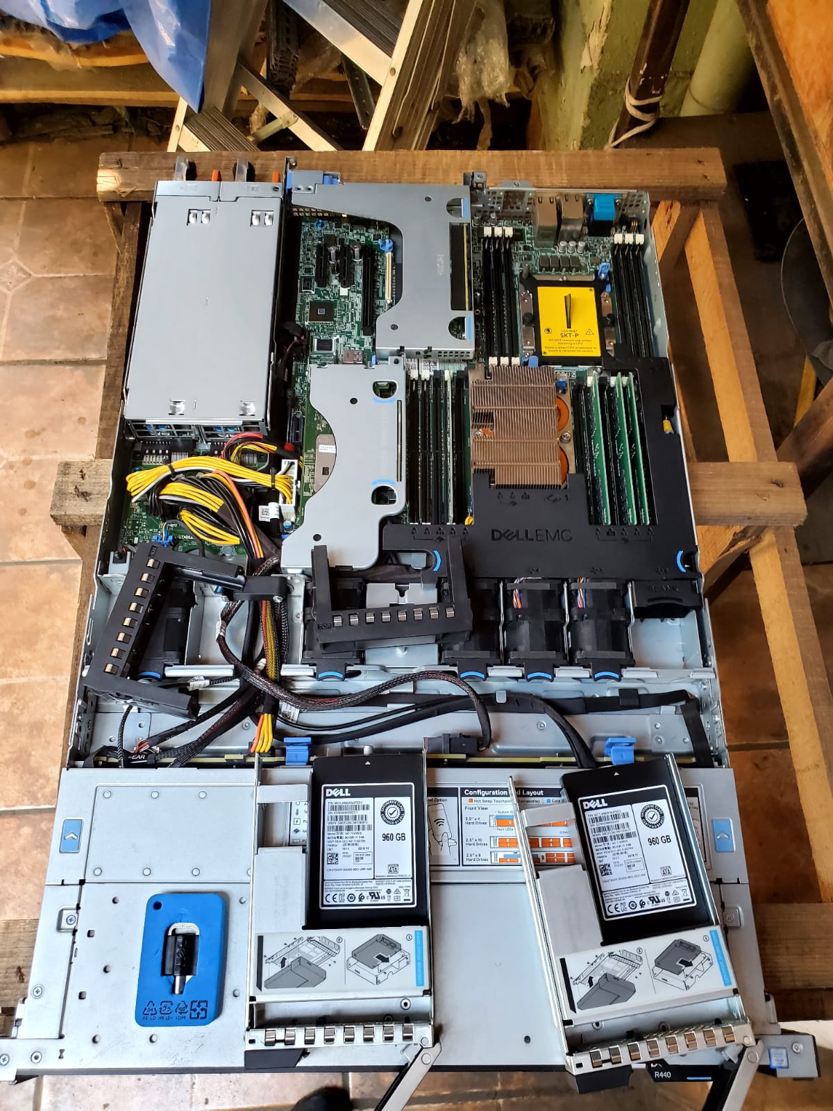 Vista interna del servidor Dell PowerEdge R440
